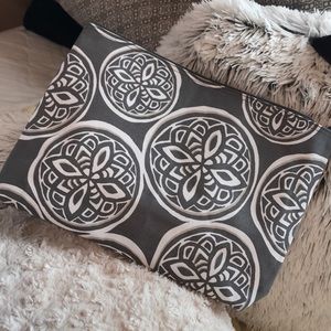 Thirty one zip pouch